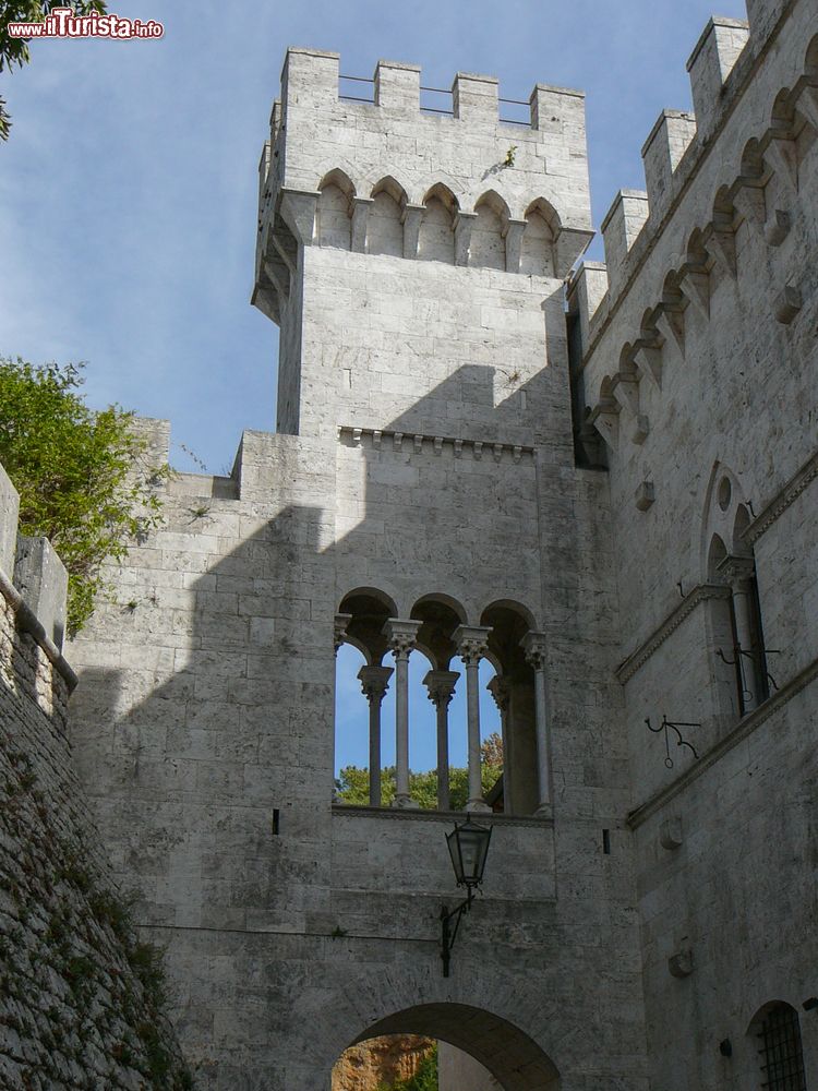 Immagine Uno scorcio del centro storico di Rapolano Terme in Toscana