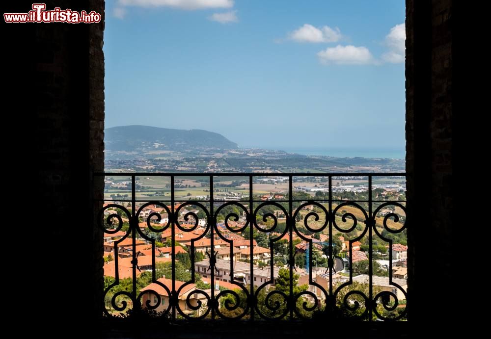 Immagine Uno scorcio del centro storico di Recanati, Marche, visto dall'alto di una terrazza. La città sorge sulla cima di un grande colle a 293 metri sul livello del mare fra i fiumi Potenza e Musone.