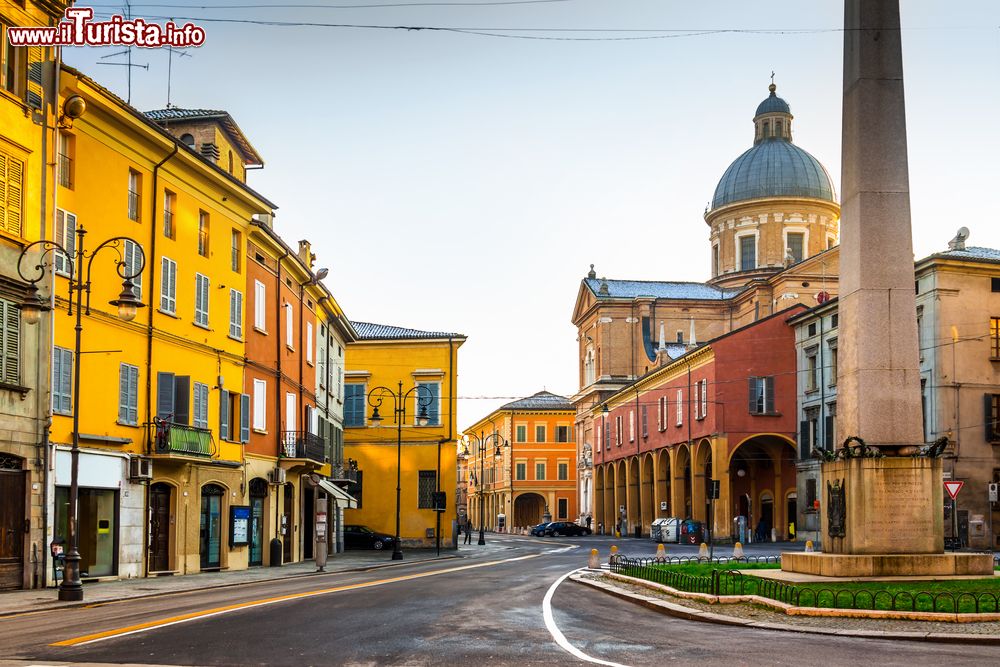 Immagine Uno scorcio del centro storico di Reggio Emilia, Emilia Romagna, con edifici e palazzi.