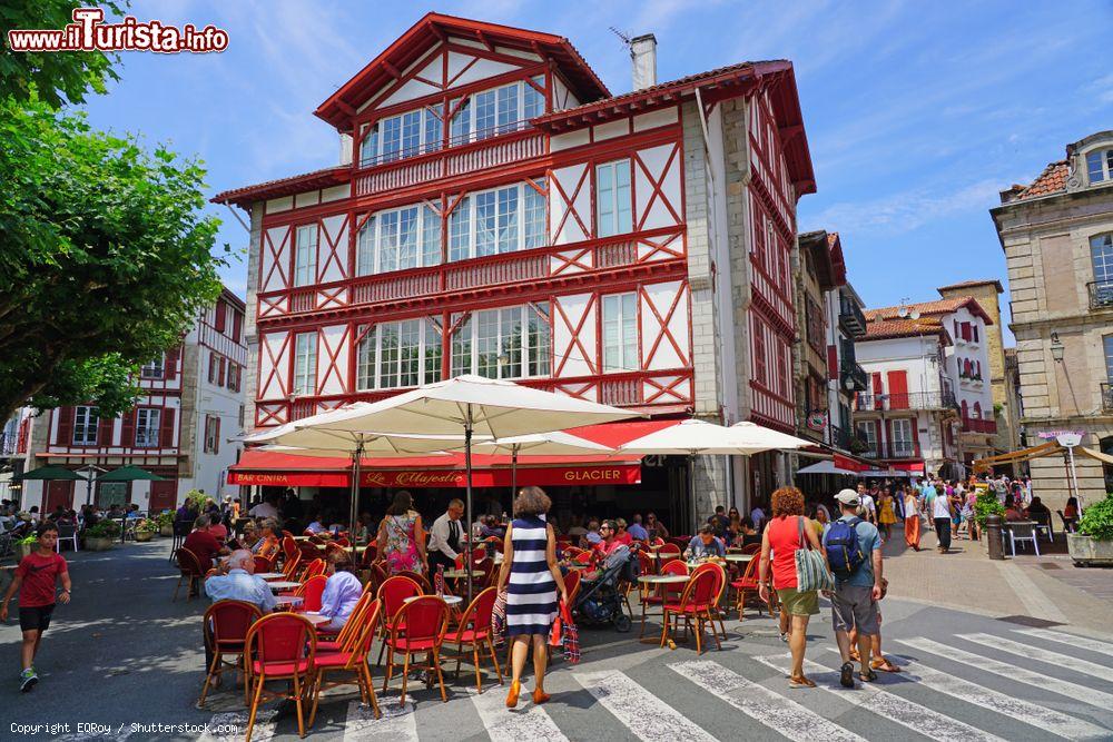Immagine Uno scorcio del centro storico di Saint-Jean-de-Luz con gente a passeggio e in relax nei caffé all'aperto (Francia) - © EQRoy / Shutterstock.com