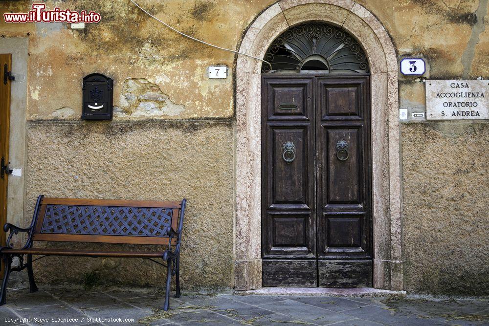 Immagine Uno scorcio del centro storico di Sassetta, Toscana. Il borgo ha una popolazione di appena 500 residenti, ma è famoso per le sue Terme - © Steve Sidepiece / Shutterstock.com