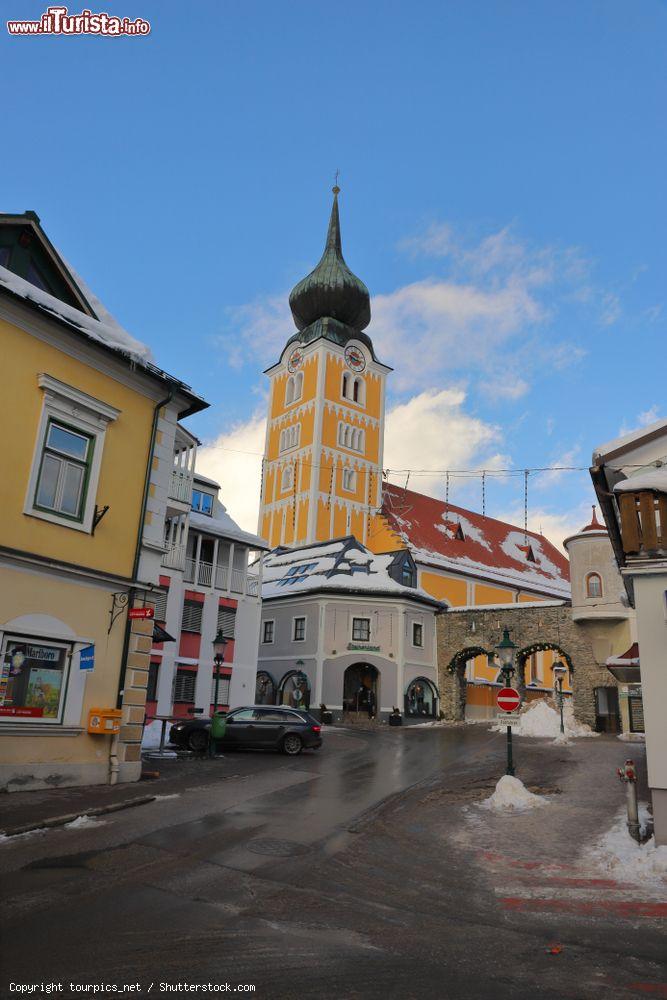 Immagine Uno scorcio del centro storico di Schladming con la chiesa cattolica (Austria) - © tourpics_net / Shutterstock.com
