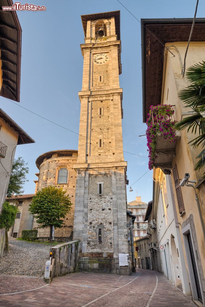 Immagine Uno scorcio del centro storico di Somma Lombardo, Lombardia: il campanile della basilica di Sant'Agnese visto da strada B.Zancarini all'alba.