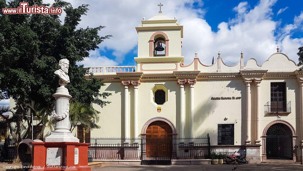 Immagine Uno scorcio del centro storico di Tegucigalpa, Honduras. La città venne fondata nel 1500 in una vallata fertile ai piedi della vetta di El Picacho  - © Kanokratnok / Shutterstock.com