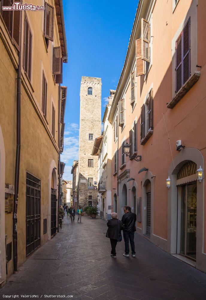 Immagine Uno scorcio del centro storico di Terni, Umbria. E' la seconda più grande città della regione. In questa immagine, una viuzza di Terni con la torre sullo sfondo - © ValerioMei / Shutterstock.com