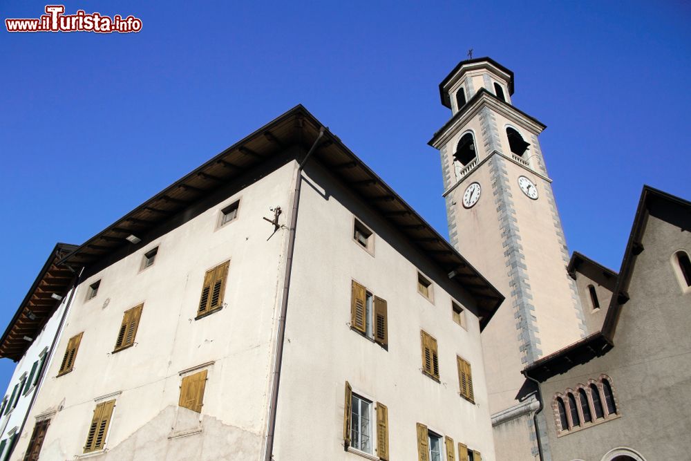 Immagine Uno scorcio del centro storico di Tuenno in Trentino Alto Adige.