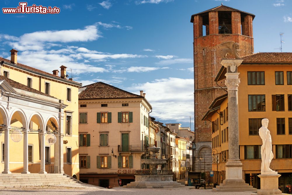 Immagine Uno scorcio del centro storico di Udine, Friuli Venezia Giulia. Dal punto di vista urbanistico, Udine conserva l'impronta delle città medievali. Si sviluppò attorno al colle del castello espandendosi a partire dal X° secolo.