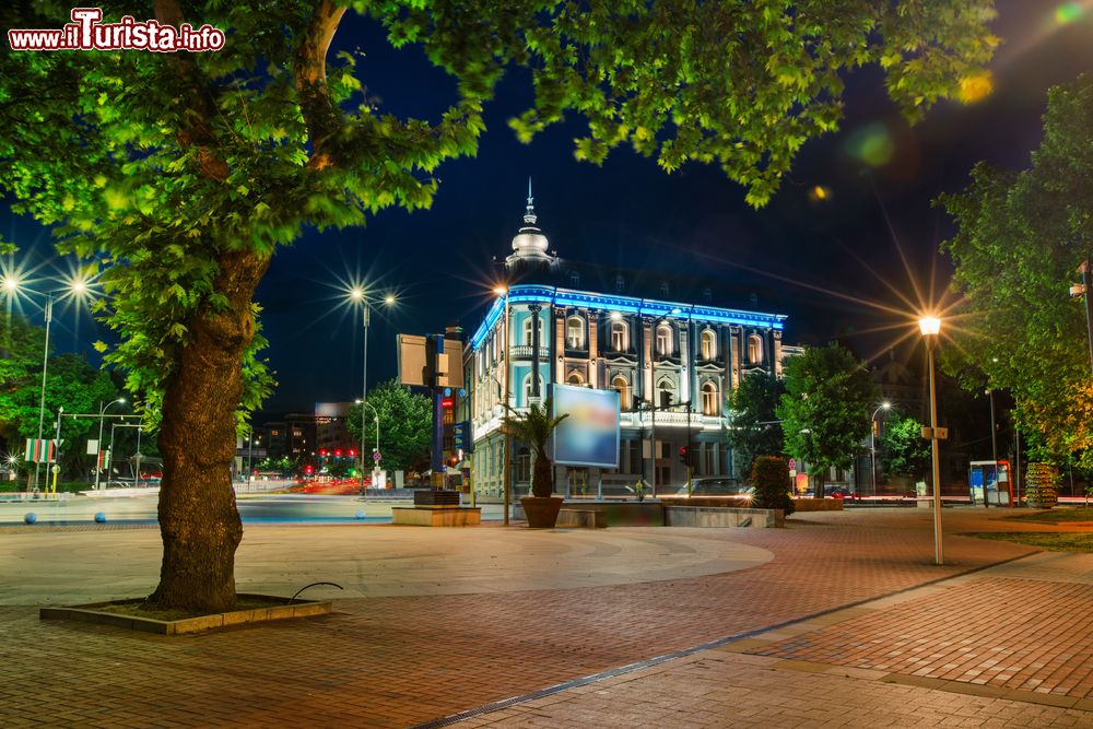 Immagine Uno scorcio del centro storico di Varna, Bulgaria: l'hotel Naval by night.
