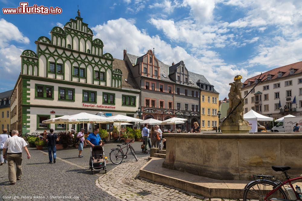 Immagine Uno scorcio del centro storico di Weimar (Germania) con la casa di Lucas Cranach nella Piazza del Mercato - © Valery Rokhin / Shutterstock.com