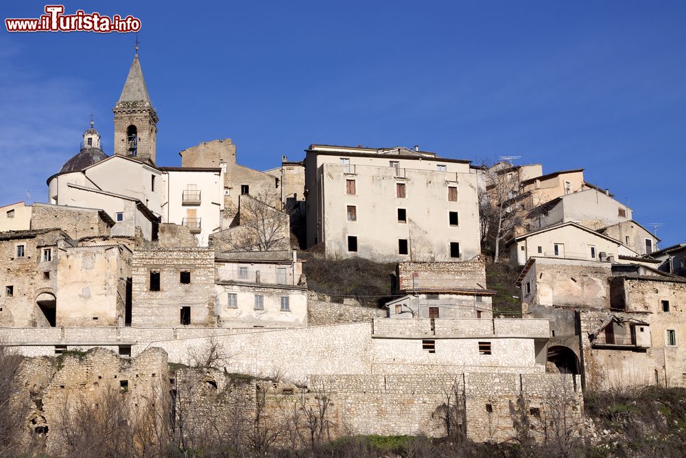 Immagine Uno scorcio del centro storico medievale di Cocullo, Abruzzo. La cinta muraria racchiude tutto il rione di San Nicola e il centro caratterizzati da viuzze, case signorili e botteghe medievali. 