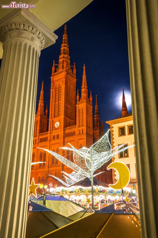 Immagine Uno scorcio del Christmas Market di Wiesbaden by night, Germania.