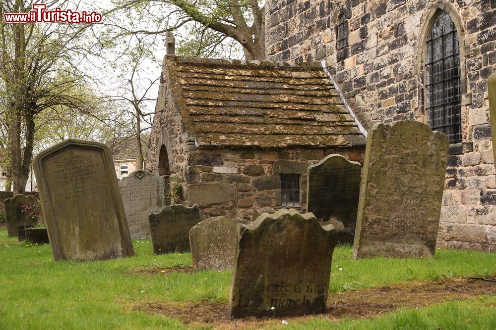 Immagine Uno scorcio del cimitero di Escomb Church a Durham, Inghilterra. Questa chiesa con annesso cimitero è una delle più antiche del paese: venne fondata nel 7° secolo.