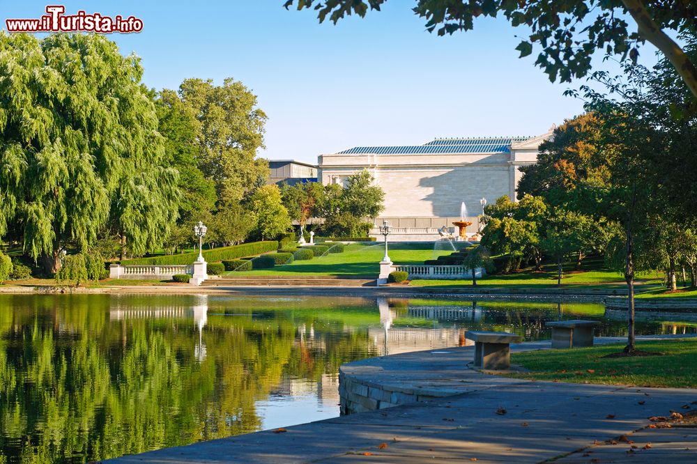 Immagine Uno scorcio del Cleveland Museum of Art, Ohio, USA. In primo piano, il Wade Lagoon circondato da una rigogliosa vegetazione.