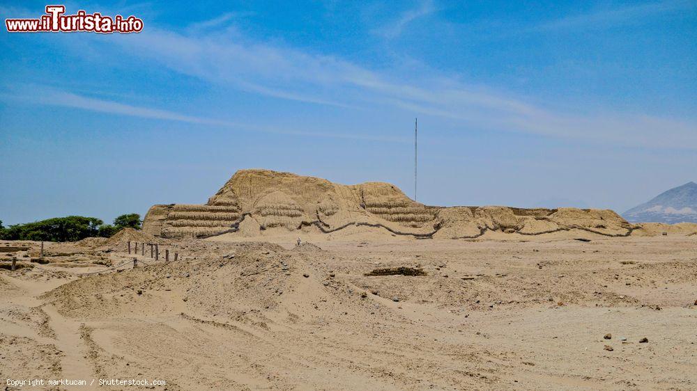 Immagine Uno scorcio del complesso archeologico di Huaca de la Luna a Trujillo, provincia di La Libertad, Perù. Questa grande struttura è fatta di mattoni in adobe e fa parte di un'antica città capitale chiamata Cerro Blanco dagli archeologi moderni - © marktucan / Shutterstock.com