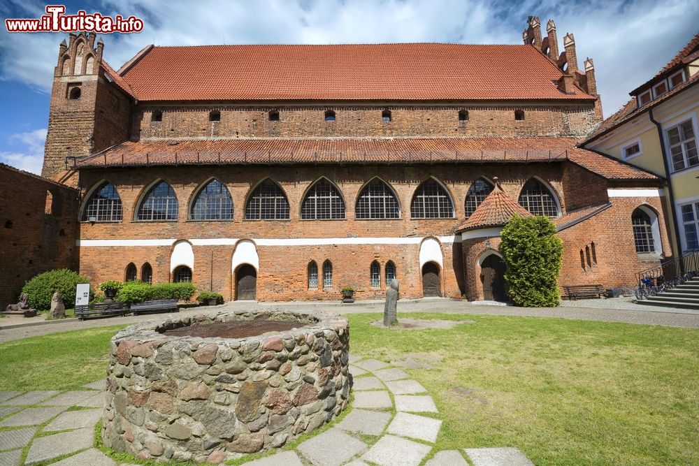 Immagine Uno scorcio del cortile del castello del principe di Varmia a Olsztyn, Polonia. L'edificio in cotto rosso rappresenta bene il gotico trecentesco.