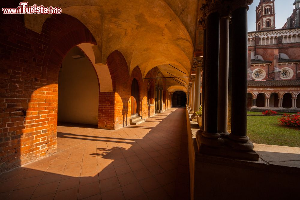 Immagine Uno scorcio del cortile della basilica di Sant'Andrea a Vercelli, Piemonte. Al centro dei locali del monastero si trova il chiostro che venne ristrutturato nel corso del XVI° secolo. Oggi si possono ammirare archi a tutto sesto e volte a crociera sostenute dalle colonne originarie di questa costruzione.