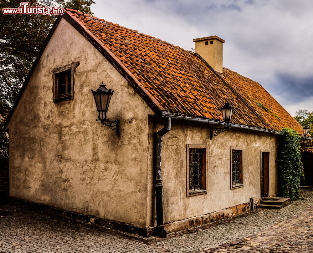 Immagine Uno scorcio del cortile interno al castello di Olsztyn, Polonia. Venne costruito dall'Ordine Teutonico in questa graziosa città che sorge sul fiume Lyna nel nord est della Polonia.