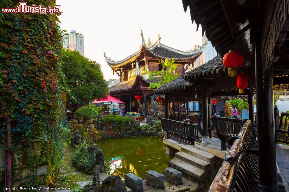 Immagine Uno scorcio del Cuiwei Garden a Guiyang, provincia di Guizhou (Cina). Considerato uno dei simboli della città, il Darden è un antico edificio - © Meiqianbao / Shutterstock.com