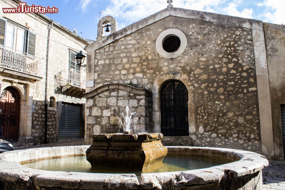 Immagine Uno scorcio del cuore di Petralia Soprana (Sicilia) con una graziosa chiesetta in pietra.