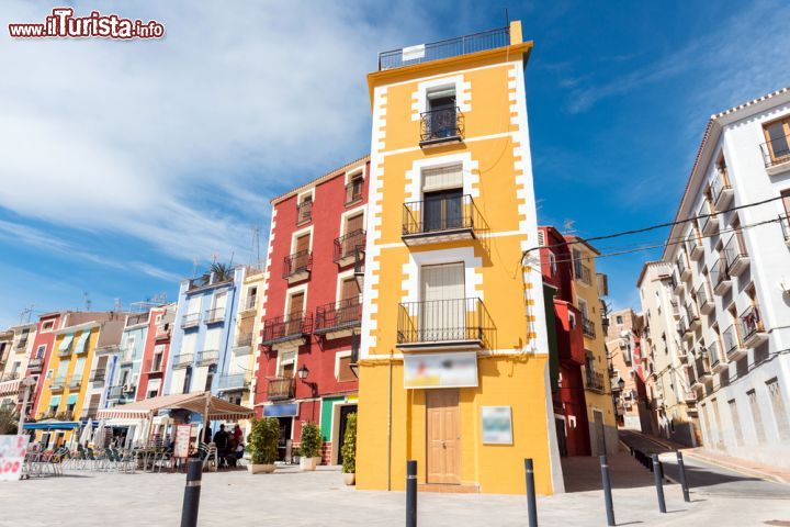 Immagine Uno scorcio del centro storico di La Vila Joiosa, ridente località costiera della Comunità Valenciana. Capitale del territorio della Marina Baixa, questa cittadina spagnola è conosciuta anche come La Vila.
