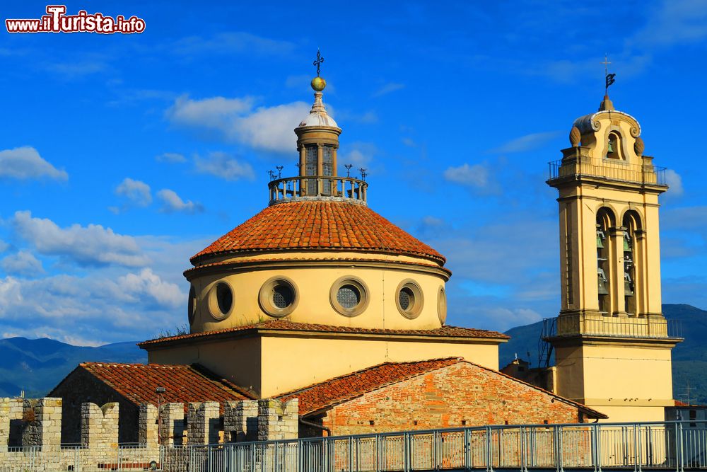 Immagine Uno scorcio del duomo di Santa Maria delle Carceri a Prato, Toscana. E' considerata un capolavoro di simmetria e proporzioni.