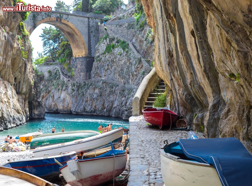 Immagine Uno scorcio del Fiordo di Furore, provincia di Salerno, con barche da pesca colorate sulla spiaggia (Campania). Sullo sfondo, il ponte.