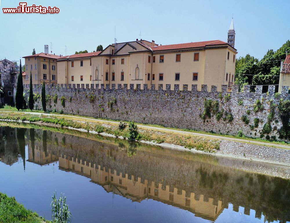 Immagine Uno scorcio del fiume Bisenzio a Prato, Toscana. Affluente di destra dell'Arno, il Bisenzio si snoda per circa 47 chilometri.