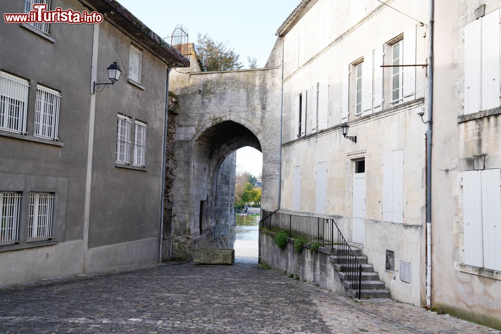 Immagine Uno scorcio del fiume Charente visto da un vicoletto di Cognac, Francia.