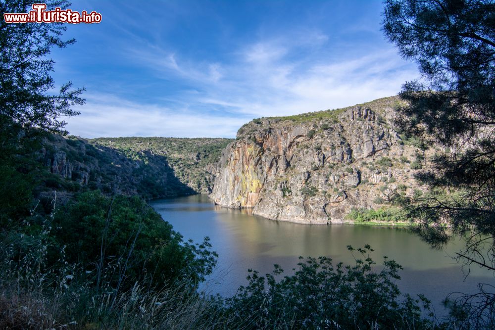 Immagine Uno scorcio del fiume Douro racchiuso fra alte sponde rocciose a Miranda do Douro, Portogallo.
