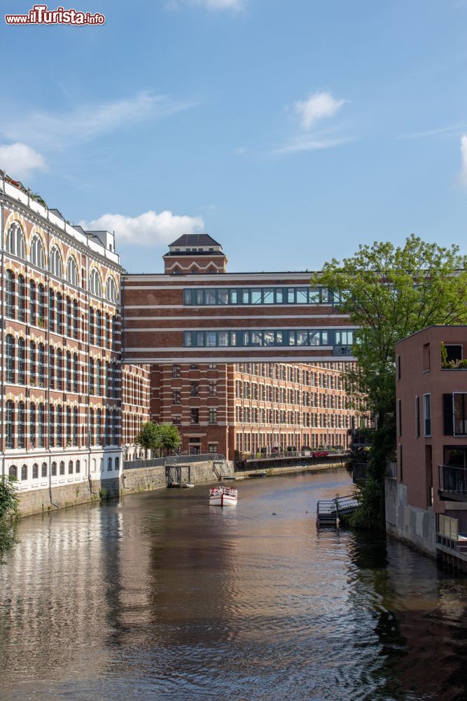 Immagine Uno scorcio del fiume Elster nella città di Lipsia, Germania: qui si affacciano residenze costruite con architettura moderna in vecchi edifici storici. E' anche un luogo frequentato per gli sport acquatici.