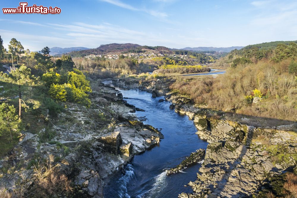 Immagine Uno scorcio del fiume Minho che scorre fra Spagna e Portogallo. Lungo 350 km, sfocia nell'Oceano Atlantico.