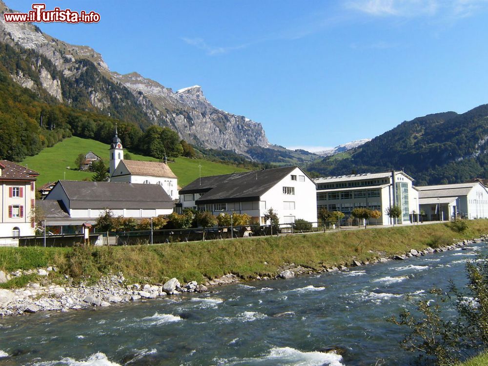 Immagine Uno scorcio del fiume Muota e del villaggio di Muotathal, Svizzera. Siamo a sud est di Svitto, nella valle del fiume Muota che si estende per 12 chilometri in parte fra gole boscose - By Chris.urs-o - Own work, CC BY-SA 3.0, Link