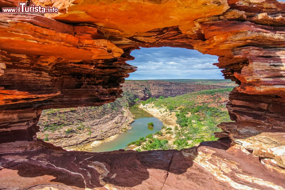 Immagine Uno scorcio del fiume Murchison dalla Nature's Window nel Kalbarri National Park, Western Australia. Nella fotografia, lo splendido arco naturale che sembra una finestra sul canyon.