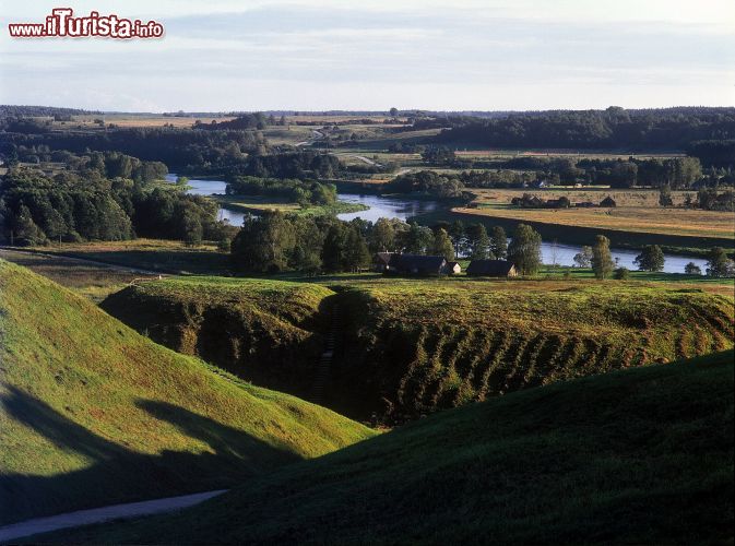 Immagine Uno scorcio del fiume Neris su cui si adagia la cittadina di Kernave, Lituania.