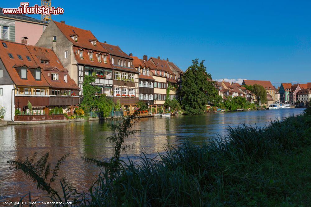 Immagine Uno scorcio del fiume Regnitz con le case affacciate sulle sponde, Bamberga (Germania) - © TGP-shot / Shutterstock.com