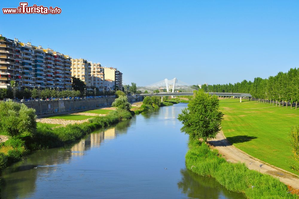 Immagine Uno scorcio del fiume Segre che attraversa la città di Lerida, Spagna. Lungo 265 km, nasce dal Pic du Sègre e sfocia nell'Ebro, di cui costituisce il maggior affleunte per portata d'acqua, a Mequinenza (Aragona).