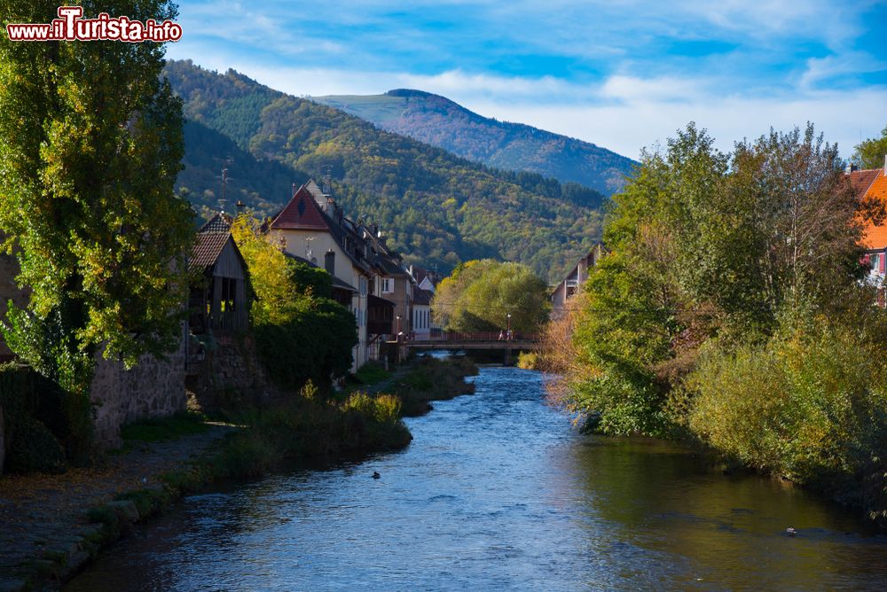 Immagine Uno scorcio del fiume Thur nel villaggio di Thann, Alsazia, Francia.