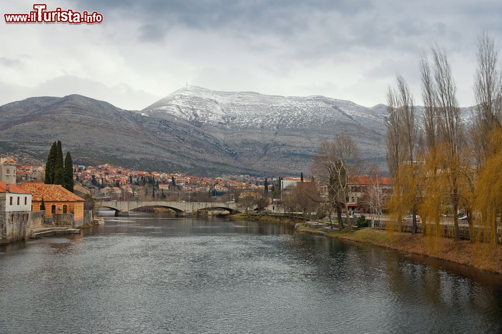 Immagine Uno scorcio del fiume Trebisnjica nei pressi della città di Trebinje in una giornata invernale (Bosnia Erzegovina).