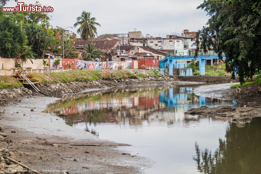 Immagine Uno scorcio del fiume Yayabo a Sancti Spiritus, Cuba. La città di Sancti Spiritus venne chiamata così dai colonizzatori spagnoli che vollero esaltare una delle figure della Santissima Trinità - © Matyas Rehak / Shutterstock.com
