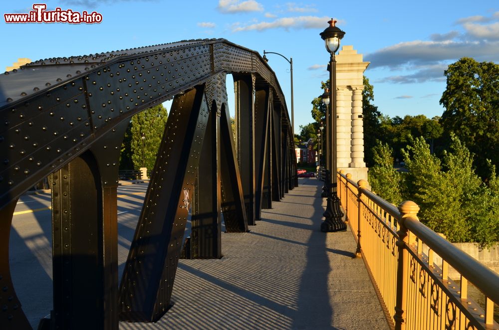 Immagine Uno scorcio del Ford Street Bridge al tramonto, Rochester, stato di New York.