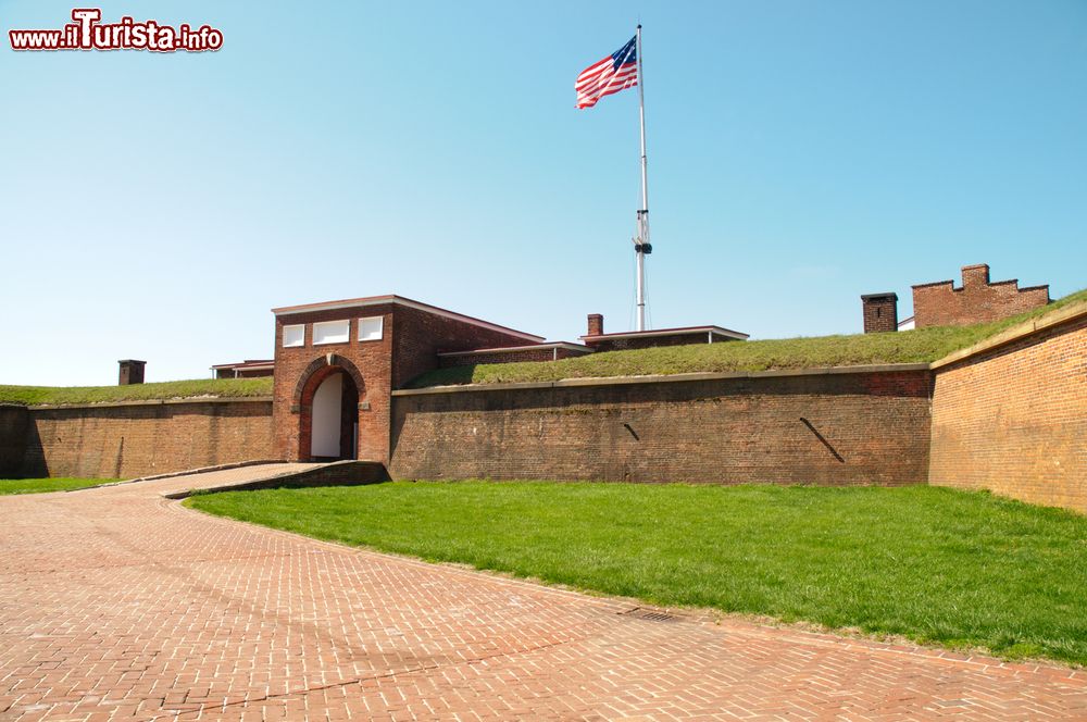 Immagine Uno scorcio del Fort McHenry National Monument di Baltimora, Maryland, con la bandiera americana.
