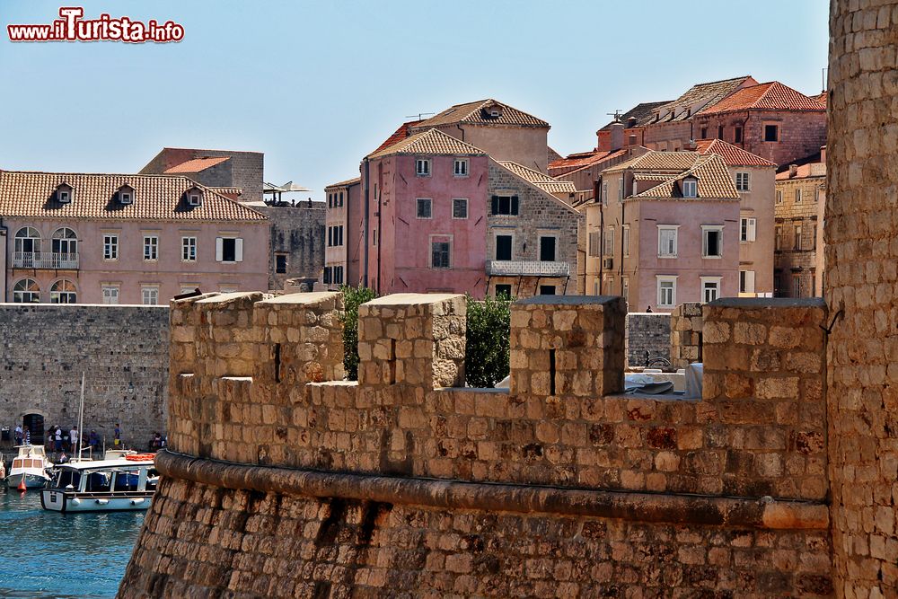 Immagine Uno scorcio del Forte di Revelin fuori Ploce City Gate a Dubrovnik, Croazia. Questa fortezza eretta nel 1462 venne successivamente ampliata per difendersi dai turchi che avevano invaso la vicina Bosnia.