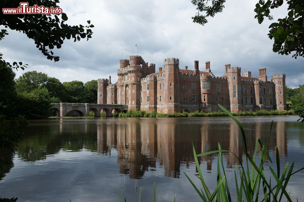 Immagine Uno scorcio del fossato e il Castello Herstmonceux nell'East Sussex (Inghilterra)