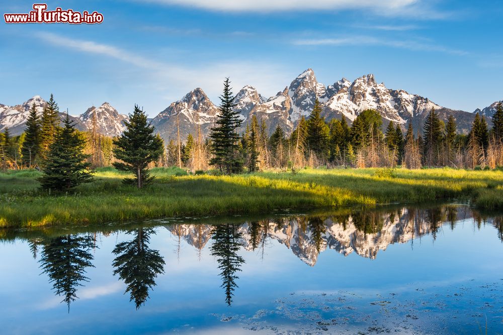 Immagine Uno scorcio del Grand Teton National Park in Wyoming, USA. Il parco è noto per i suoi paesaggi montuosi dominati dal Grand Teton che si eleva sino a 4199 metri di altezza. Con più di due miliardi di anni, le rocce di questo territorio sono le più antiche del pianeta anche se il rilievo attuale è di recente formazione. E' un'area popolare per i fotografi di natura.