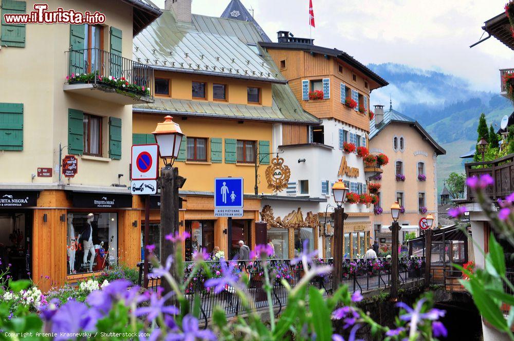 Immagine Uno scorcio del grazioso borgo montano di Megève, Alta Savoia, Corsica. Qui si trova uno dei comprensori sciistici più vasti di tutt'Europa - © Arsenie Krasnevs / Shutterstock.com