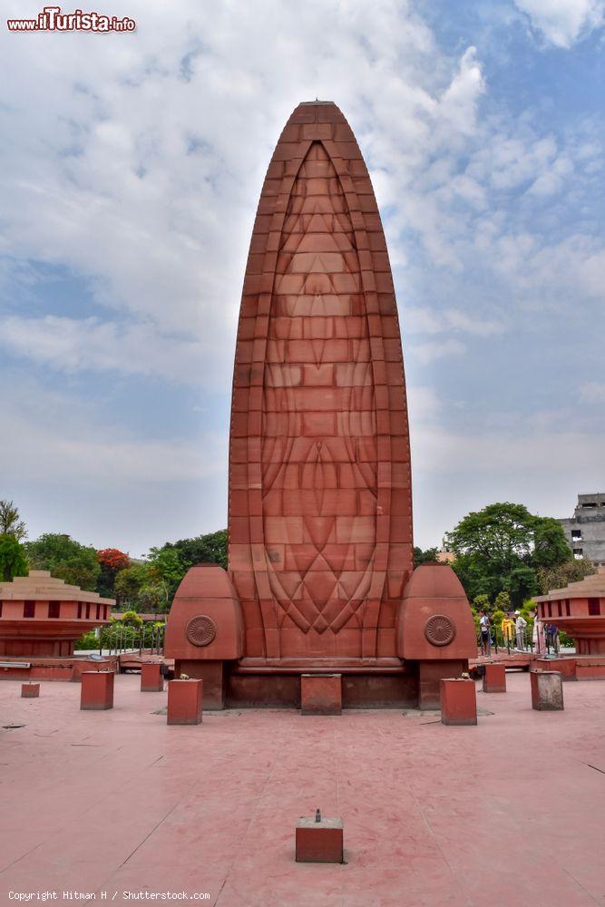 Immagine Uno scorcio del Jallianwala Bagh a Amritsar, Punjab, India. E' un giardino pubblico con un memoriale d'importanza nazionale costruito nel 1951 dal Governo dell'India - © Hitman H / Shutterstock.com