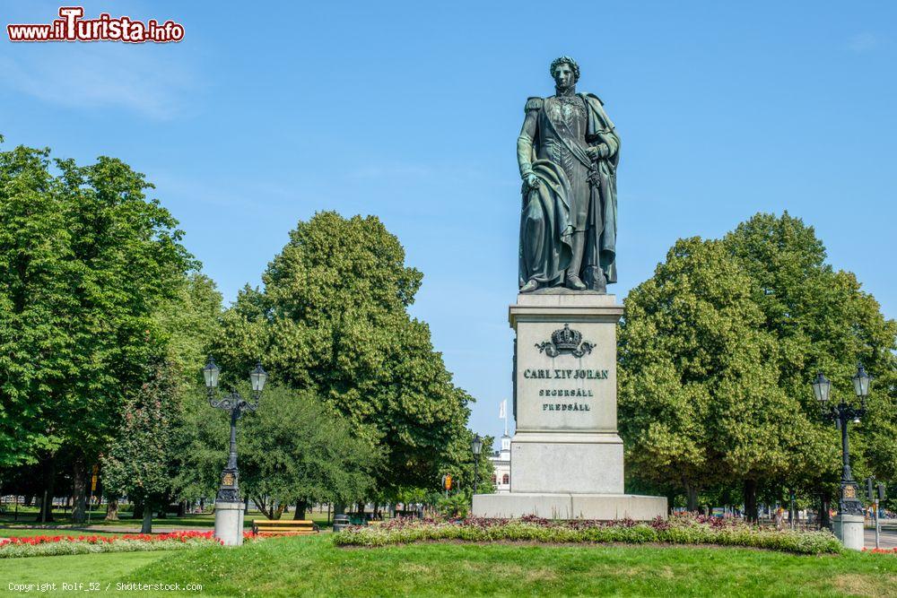 Immagine Uno scorcio del Karl Johans Park di Norrkoping (Svezia) con la scultura in bronzo dedicata al re - © Rolf_52 / Shutterstock.com