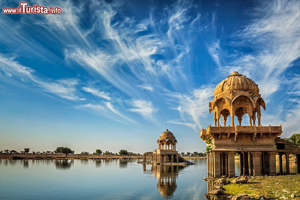 Immagine Uno scorcio del lago artificiale Gadi Sagar a Jaisalmer, Rajasthan, India. Dal XIV° secolo questo lago ha garantito l'approvvigionamento di acqua alla città prima di essere sostituito nel XX° secolo dal canale Indira Gandhi.