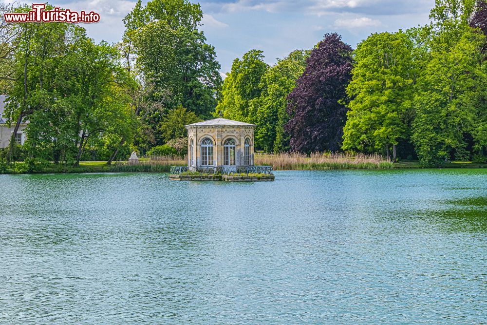 Immagine Uno scorcio del lago con padiglione al castello medievale di Fontainebleau, Francia. Costruito nel 1662, il piccolo edificio al centro del laghetto dista 55 km da Parigi.