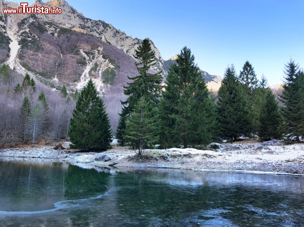 Immagine Uno scorcio del lago Creme in inverno, Recoaro Terme (Veneto). E' uno dei sentieri più frequentati dagli escursionisti nei pressi di Recoaro.